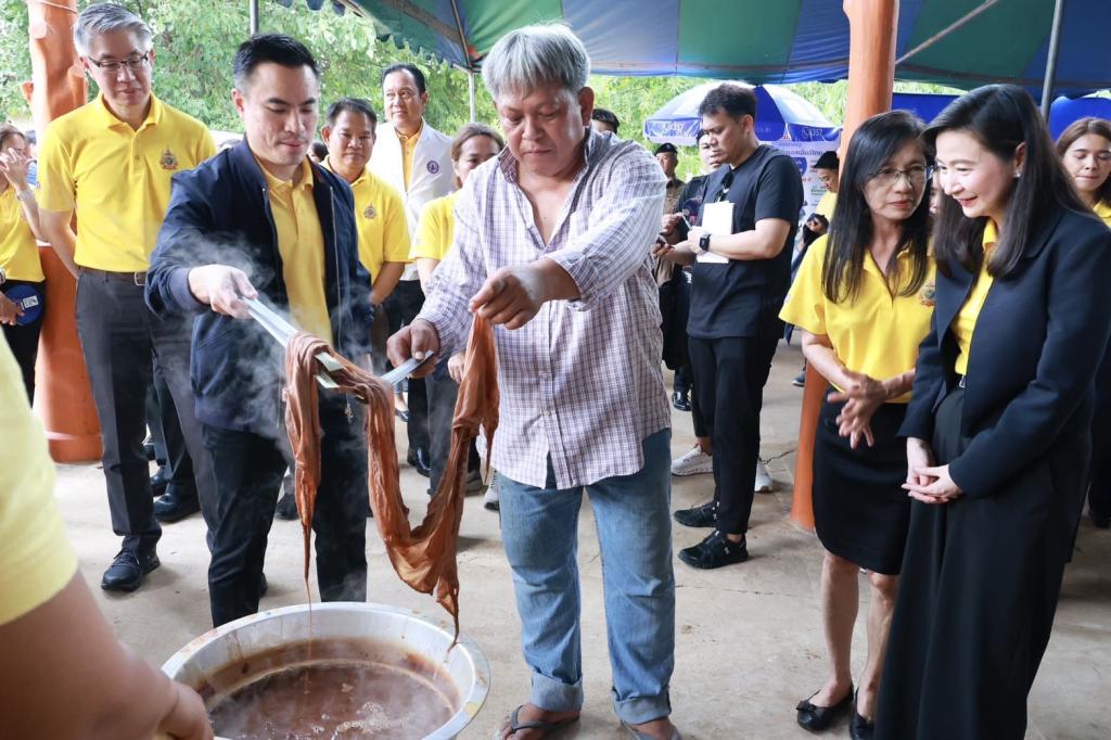 “เอกนัฏ” นำทีม ลงพื้นที่ ชื่นชม “ดีพร้อม” โชว์ผลสำเร็จยกระดับ ดึงวัตถุดิบพื้นถิ่น "ตาลโตนด" ปั้นสินค้าชุมชนต่อยอดสู่ผลิตภัณฑ์สร้างรายได้ชุมชนวัดโบสถ์