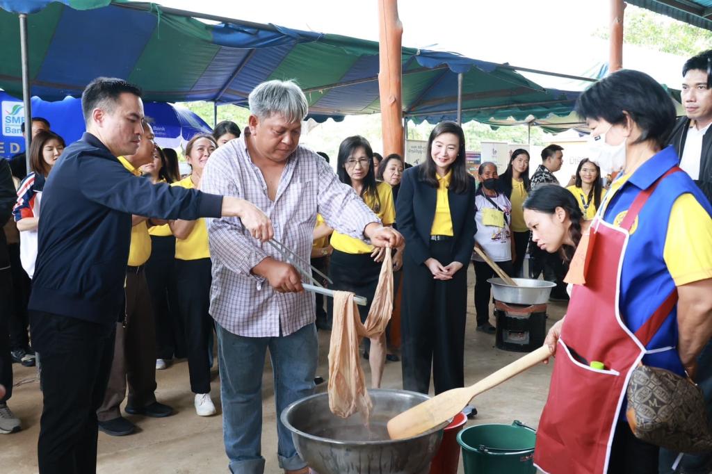 “เอกนัฏ” นำทีม ลงพื้นที่ ชื่นชม “ดีพร้อม” โชว์ผลสำเร็จยกระดับ ดึงวัตถุดิบพื้นถิ่น "ตาลโตนด" ปั้นสินค้าชุมชนต่อยอดสู่ผลิตภัณฑ์สร้างรายได้ชุมชนวัดโบสถ์