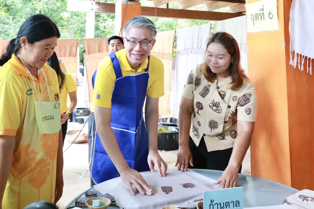 “เอกนัฏ” นำทีม ลงพื้นที่ ชื่นชม “ดีพร้อม” โชว์ผลสำเร็จยกระดับ ดึงวัตถุดิบพื้นถิ่น "ตาลโตนด" ปั้นสินค้าชุมชนต่อยอดสู่ผลิตภัณฑ์สร้างรายได้ชุมชนวัดโบสถ์