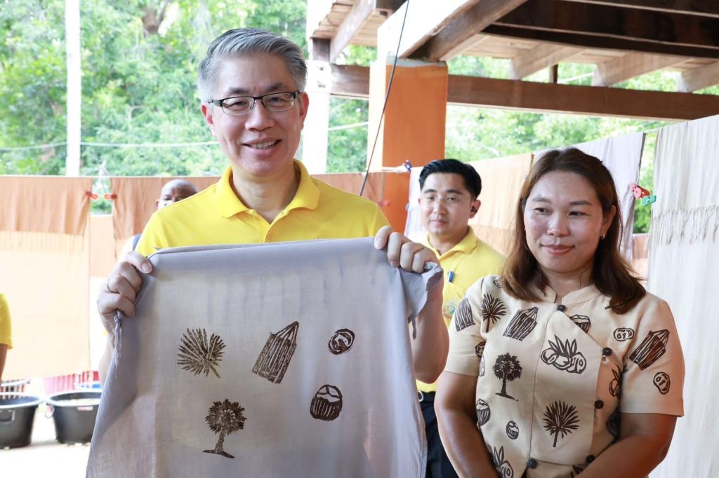 “เอกนัฏ” นำทีม ลงพื้นที่ ชื่นชม “ดีพร้อม” โชว์ผลสำเร็จยกระดับ ดึงวัตถุดิบพื้นถิ่น "ตาลโตนด" ปั้นสินค้าชุมชนต่อยอดสู่ผลิตภัณฑ์สร้างรายได้ชุมชนวัดโบสถ์