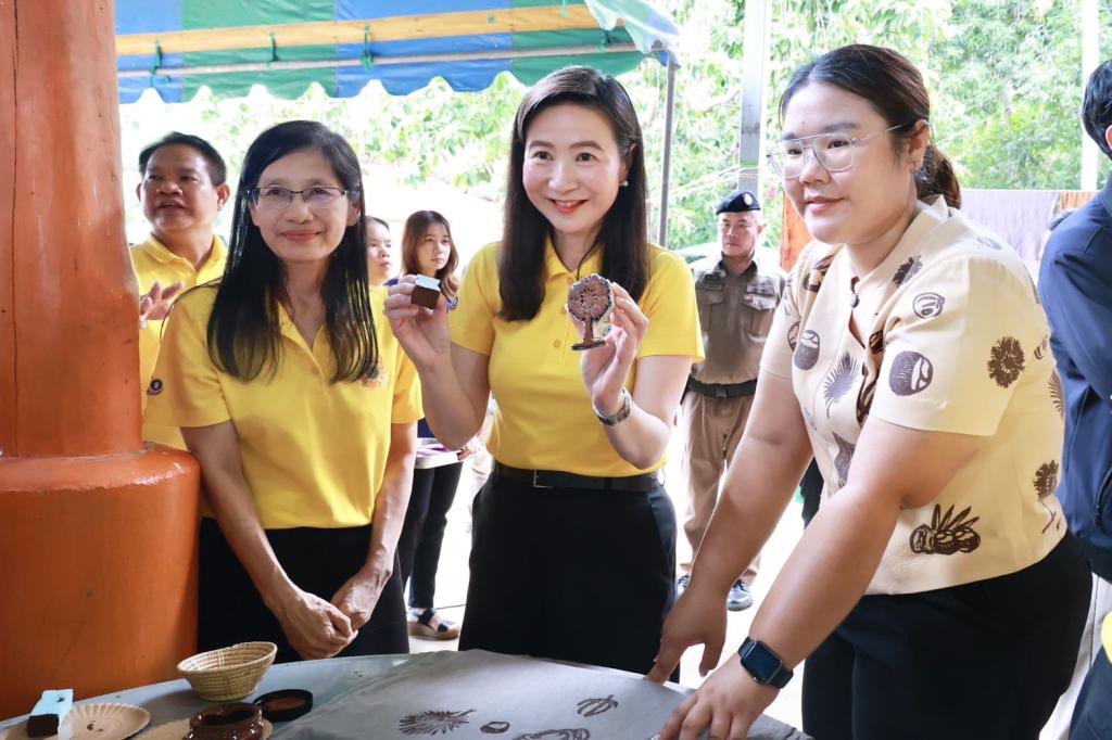 “เอกนัฏ” นำทีม ลงพื้นที่ ชื่นชม “ดีพร้อม” โชว์ผลสำเร็จยกระดับ ดึงวัตถุดิบพื้นถิ่น "ตาลโตนด" ปั้นสินค้าชุมชนต่อยอดสู่ผลิตภัณฑ์สร้างรายได้ชุมชนวัดโบสถ์