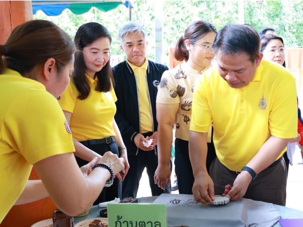 “เอกนัฏ” นำทีม ลงพื้นที่ ชื่นชม “ดีพร้อม” โชว์ผลสำเร็จยกระดับ ดึงวัตถุดิบพื้นถิ่น "ตาลโตนด" ปั้นสินค้าชุมชนต่อยอดสู่ผลิตภัณฑ์สร้างรายได้ชุมชนวัดโบสถ์