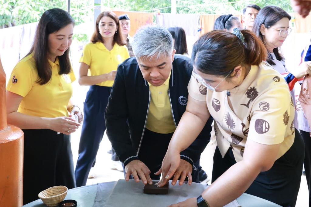 “เอกนัฏ” นำทีม ลงพื้นที่ ชื่นชม “ดีพร้อม” โชว์ผลสำเร็จยกระดับ ดึงวัตถุดิบพื้นถิ่น "ตาลโตนด" ปั้นสินค้าชุมชนต่อยอดสู่ผลิตภัณฑ์สร้างรายได้ชุมชนวัดโบสถ์