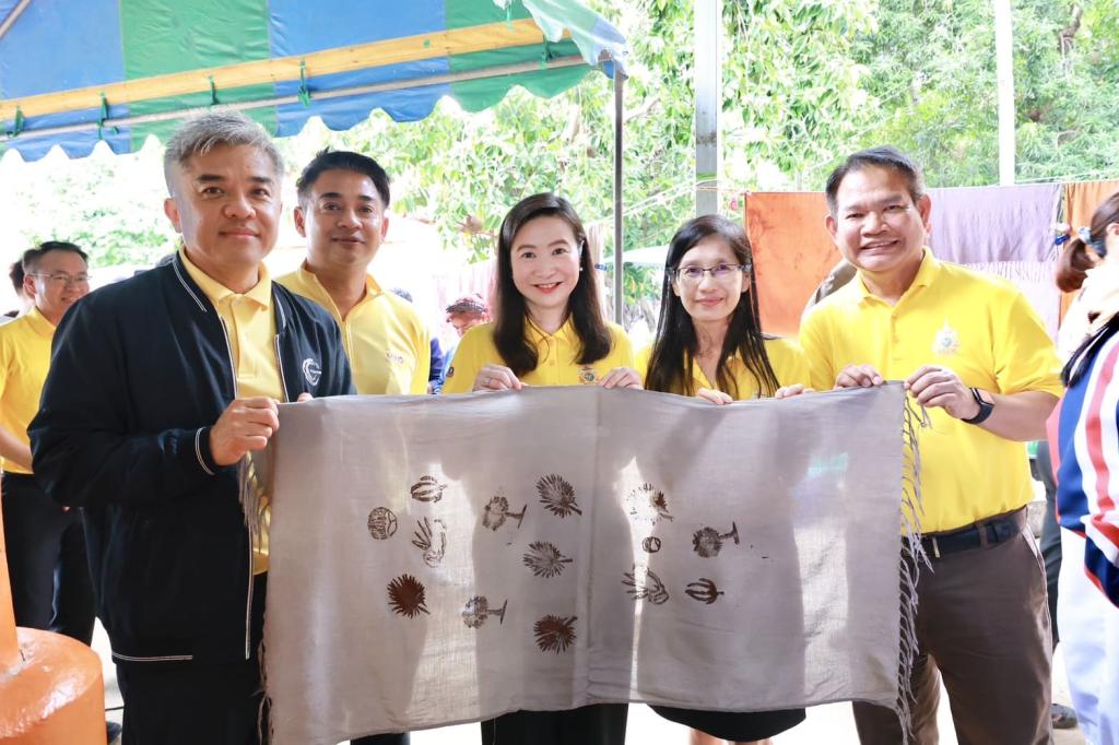 “เอกนัฏ” นำทีม ลงพื้นที่ ชื่นชม “ดีพร้อม” โชว์ผลสำเร็จยกระดับ ดึงวัตถุดิบพื้นถิ่น "ตาลโตนด" ปั้นสินค้าชุมชนต่อยอดสู่ผลิตภัณฑ์สร้างรายได้ชุมชนวัดโบสถ์