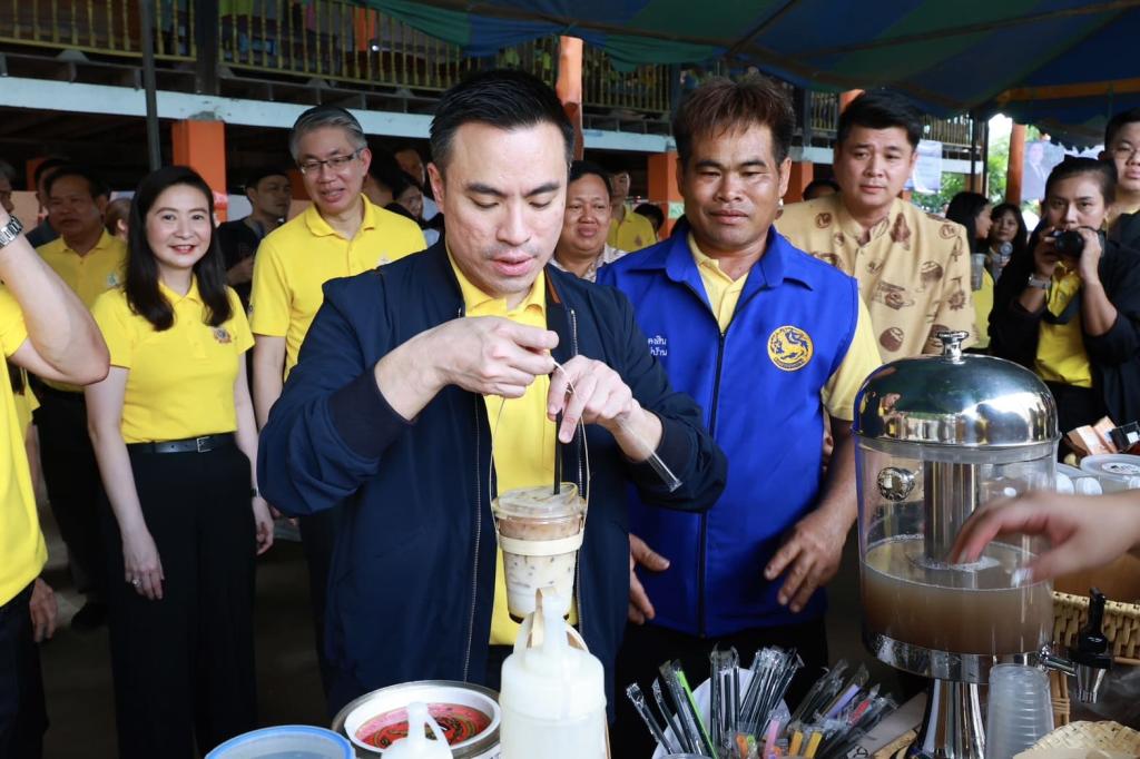 “เอกนัฏ” นำทีม ลงพื้นที่ ชื่นชม “ดีพร้อม” โชว์ผลสำเร็จยกระดับ ดึงวัตถุดิบพื้นถิ่น "ตาลโตนด" ปั้นสินค้าชุมชนต่อยอดสู่ผลิตภัณฑ์สร้างรายได้ชุมชนวัดโบสถ์