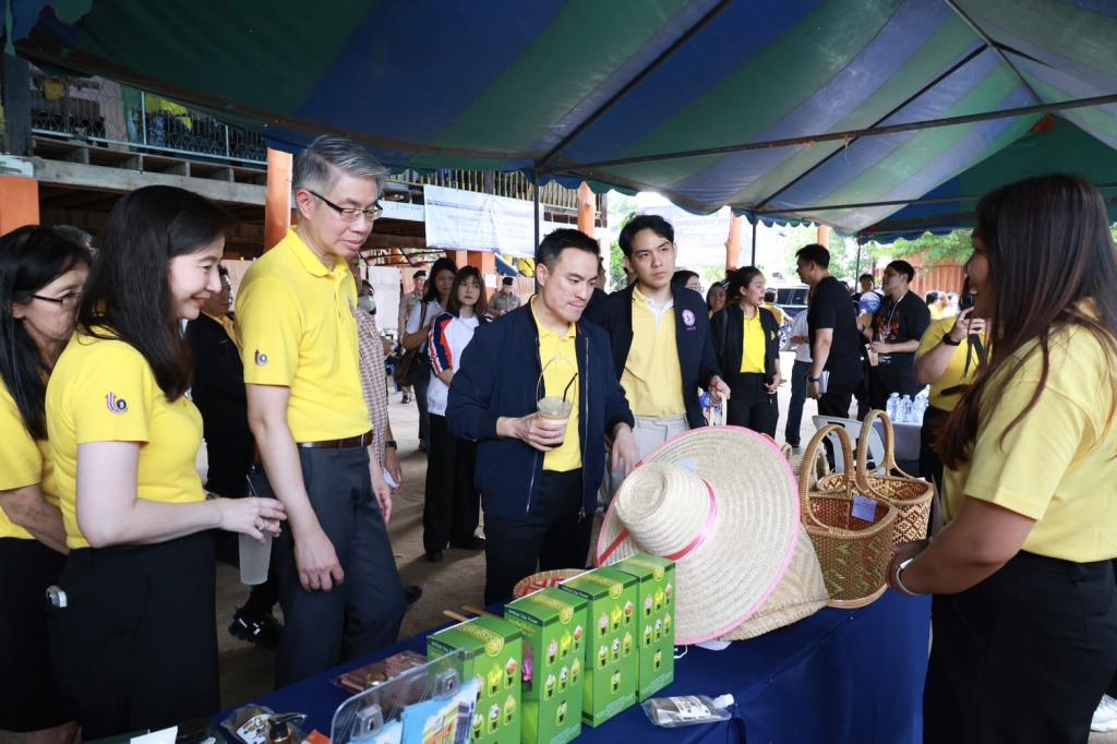 “เอกนัฏ” นำทีม ลงพื้นที่ ชื่นชม “ดีพร้อม” โชว์ผลสำเร็จยกระดับ ดึงวัตถุดิบพื้นถิ่น "ตาลโตนด" ปั้นสินค้าชุมชนต่อยอดสู่ผลิตภัณฑ์สร้างรายได้ชุมชนวัดโบสถ์