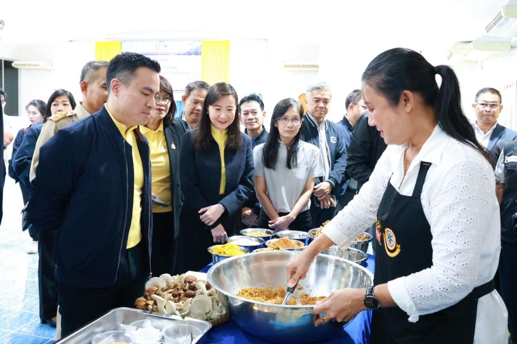 "เอกนัฏ" ลงพื้นที่เมืองสองแคว ชมผลงาน "ดีพร้อม" หนุนใช้วัตถุดิบท้องถิ่น ปั้นเมนูอาหาร ส่งเสริมอัตลักษณ์ชุมชนวังทอง ดัน Soft Power ไทย