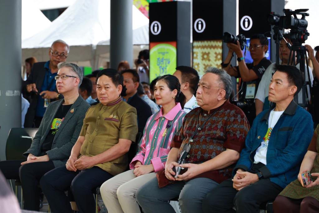 “ปลัดณัฐพล“ นำทีม “ดีพร้อม” บินตรงเมืองขามแก่น ร่วมงานเทศกาลอีสานสร้างสรรค์ 2568 พร้อมโชว์ศักยภาพยกระดับอุตฯ สร้างสรรค์ ชู “วงจรชีวิตผลิตภัณฑ์ไม่สิ้นสุด” หนุนพลังซอฟต์พาวเวอร์ไทย