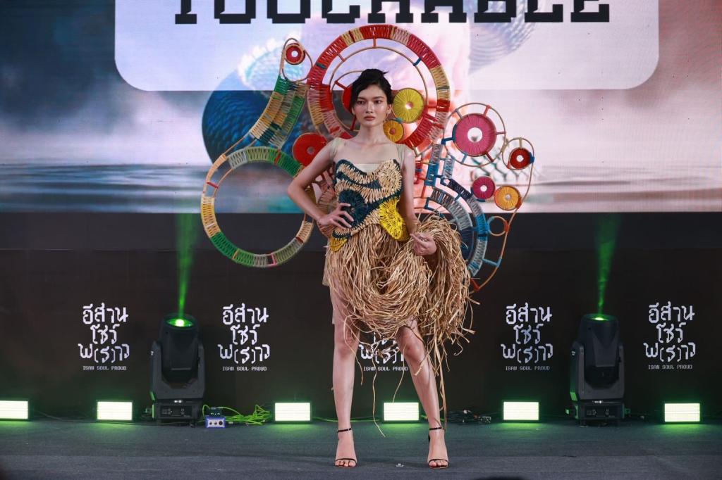 “ปลัดณัฐพล“ นำทีม “ดีพร้อม” บินตรงเมืองขามแก่น ร่วมงานเทศกาลอีสานสร้างสรรค์ 2568 พร้อมโชว์ศักยภาพยกระดับอุตฯ สร้างสรรค์ ชู “วงจรชีวิตผลิตภัณฑ์ไม่สิ้นสุด” หนุนพลังซอฟต์พาวเวอร์ไทย