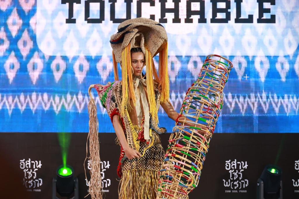 “ปลัดณัฐพล“ นำทีม “ดีพร้อม” บินตรงเมืองขามแก่น ร่วมงานเทศกาลอีสานสร้างสรรค์ 2568 พร้อมโชว์ศักยภาพยกระดับอุตฯ สร้างสรรค์ ชู “วงจรชีวิตผลิตภัณฑ์ไม่สิ้นสุด” หนุนพลังซอฟต์พาวเวอร์ไทย