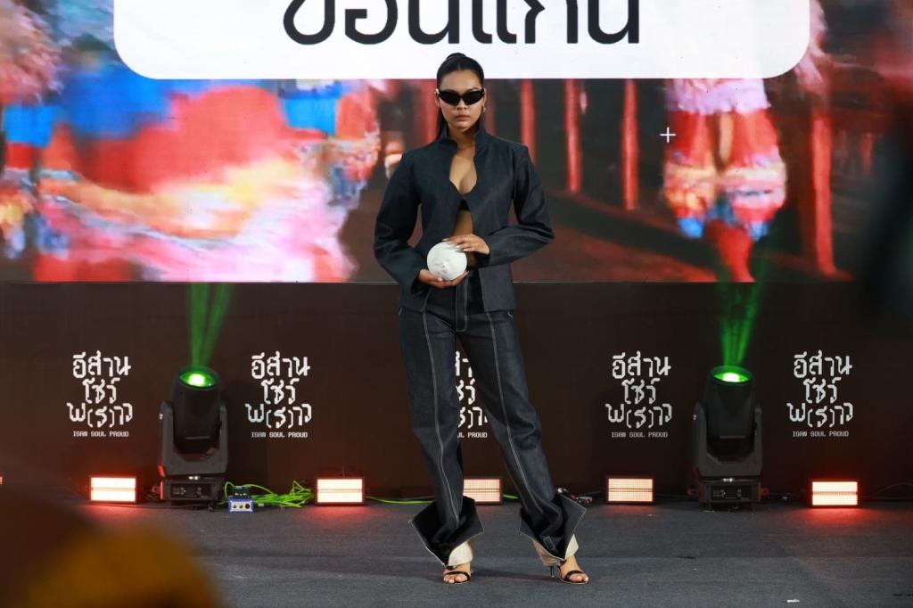 “ปลัดณัฐพล“ นำทีม “ดีพร้อม” บินตรงเมืองขามแก่น ร่วมงานเทศกาลอีสานสร้างสรรค์ 2568 พร้อมโชว์ศักยภาพยกระดับอุตฯ สร้างสรรค์ ชู “วงจรชีวิตผลิตภัณฑ์ไม่สิ้นสุด” หนุนพลังซอฟต์พาวเวอร์ไทย