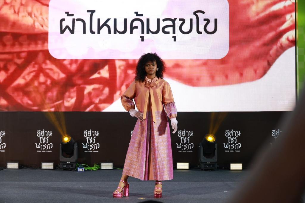 “ปลัดณัฐพล“ นำทีม “ดีพร้อม” บินตรงเมืองขามแก่น ร่วมงานเทศกาลอีสานสร้างสรรค์ 2568 พร้อมโชว์ศักยภาพยกระดับอุตฯ สร้างสรรค์ ชู “วงจรชีวิตผลิตภัณฑ์ไม่สิ้นสุด” หนุนพลังซอฟต์พาวเวอร์ไทย