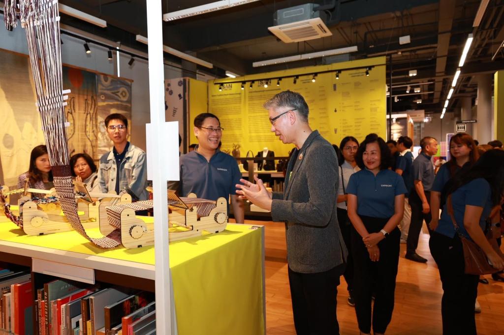 “ปลัดณัฐพล“ นำทีม “ดีพร้อม” บินตรงเมืองขามแก่น ร่วมงานเทศกาลอีสานสร้างสรรค์ 2568 พร้อมโชว์ศักยภาพยกระดับอุตฯ สร้างสรรค์ ชู “วงจรชีวิตผลิตภัณฑ์ไม่สิ้นสุด” หนุนพลังซอฟต์พาวเวอร์ไทย