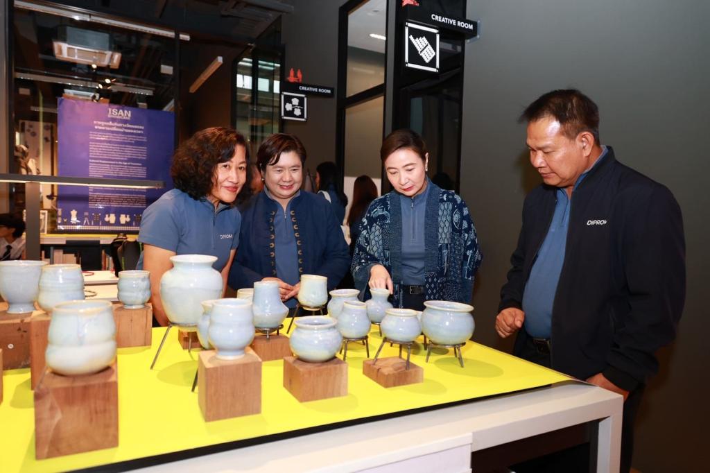 “ปลัดณัฐพล“ นำทีม “ดีพร้อม” บินตรงเมืองขามแก่น ร่วมงานเทศกาลอีสานสร้างสรรค์ 2568 พร้อมโชว์ศักยภาพยกระดับอุตฯ สร้างสรรค์ ชู “วงจรชีวิตผลิตภัณฑ์ไม่สิ้นสุด” หนุนพลังซอฟต์พาวเวอร์ไทย