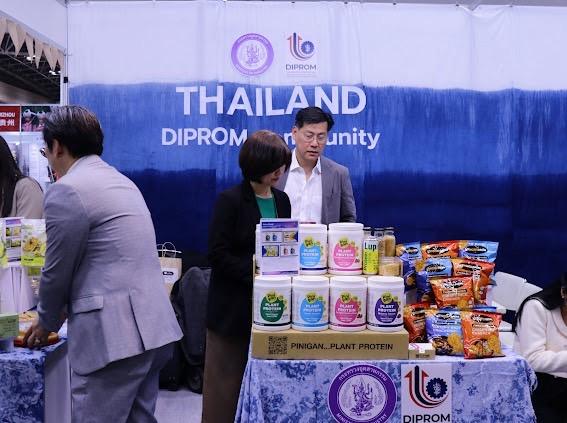 “ดีพร้อม” ชูธงนำ ผปก. บุกแดนปลาดิบ แสดงศักยภาพซอฟต์พาวเวอร์สินค้าอาหารและเครื่องดื่มของไทย ในงาน JFEX สร้างโอกาส ขยายตลาดต่างประเทศ ตามนโยบาย รมว.เอกนัฏ