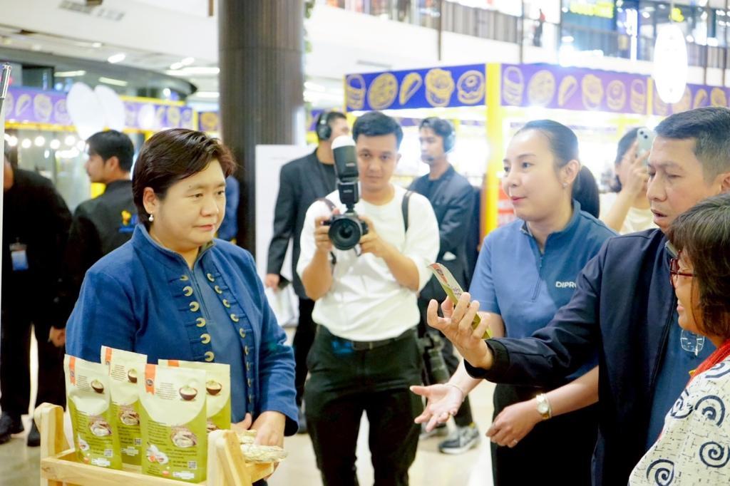 “รองอธิบดีดวงดาวว” ล่องใต้อวดโฉม 10 ต้นแบบผลิตภัณฑ์อาหารชุมชน ดึงอัตลักษณ์พื้นถิ่นและของดีพื้นเมือง หนุนพลังซอฟต์พาวเวอร์อาหารให้โตไกล ตามนโนบายอธิบดีณัฏฐิญา