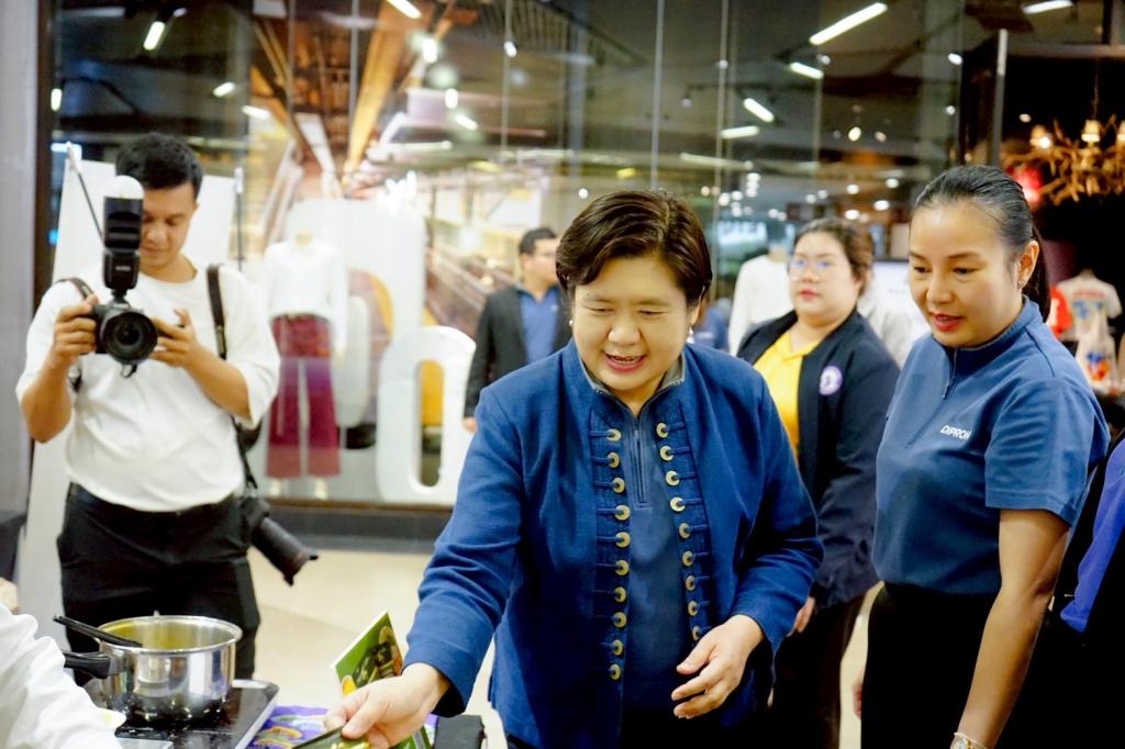 “รองอธิบดีดวงดาวว” ล่องใต้อวดโฉม 10 ต้นแบบผลิตภัณฑ์อาหารชุมชน ดึงอัตลักษณ์พื้นถิ่นและของดีพื้นเมือง หนุนพลังซอฟต์พาวเวอร์อาหารให้โตไกล ตามนโนบายอธิบดีณัฏฐิญา