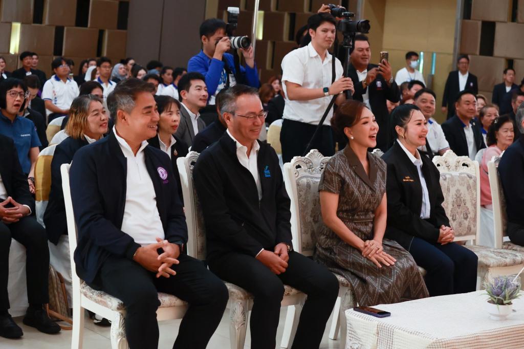 “รมว.เอกนัฏ” ร่วมแสดงความยินดีกับ “ดีพร้อม” ปิดจ๊อบ คพอ. ภาคใต้ ปี 68 เสริมแกร่ง สร้างเครือข่าย เปิดโอกาสทางการตลาดให้ผู้ประกอบการไทย
