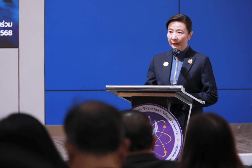 “ดีพร้อม” ร่วมผนึกกำลัง พันธมิตร 10 หน่วยงาน จับมือพัฒนา “ฐานข้อมูลและตัวชี้วัด” หนุนเศรษฐกิจคาร์บอนต่ำ นำอุตสาหกรรมไทยสู่ Net Zero พร้อมแข่งขันในเวทีโลก สอดรับนโยบาย รมว.เอกนัฏ