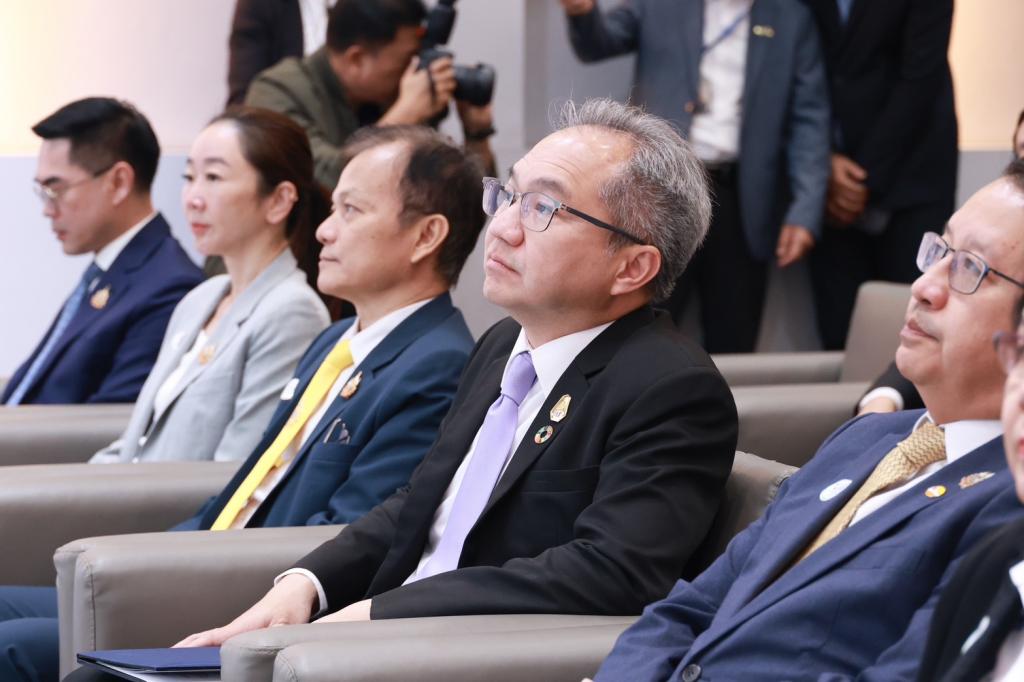 “ดีพร้อม” ร่วมผนึกกำลัง พันธมิตร 10 หน่วยงาน จับมือพัฒนา “ฐานข้อมูลและตัวชี้วัด” หนุนเศรษฐกิจคาร์บอนต่ำ นำอุตสาหกรรมไทยสู่ Net Zero พร้อมแข่งขันในเวทีโลก สอดรับนโยบาย รมว.เอกนัฏ