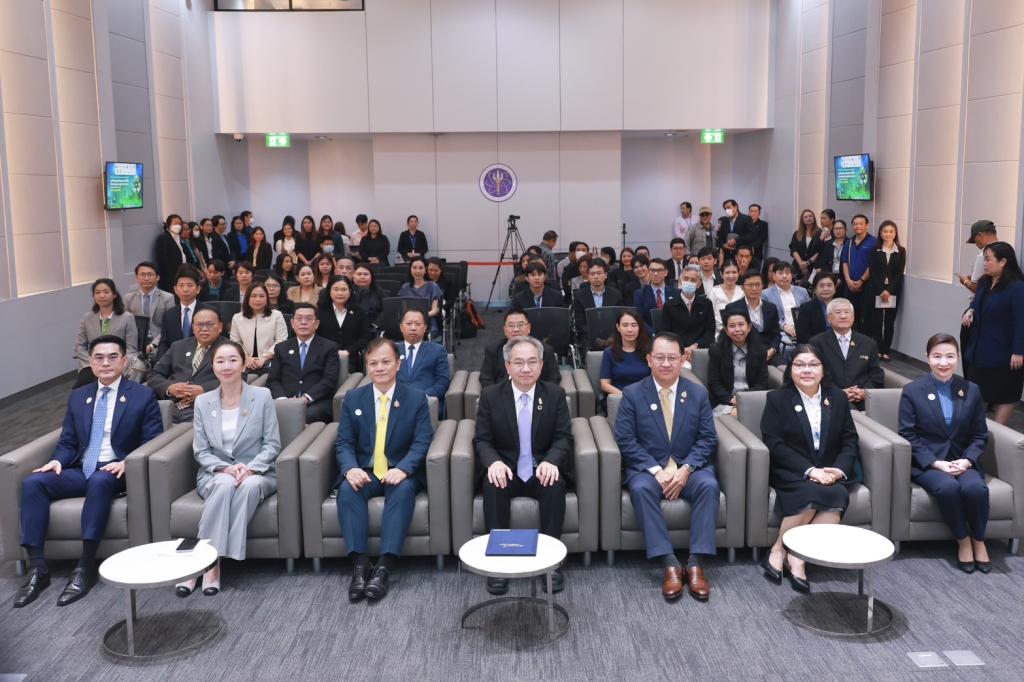 “ดีพร้อม” ร่วมผนึกกำลัง พันธมิตร 10 หน่วยงาน จับมือพัฒนา “ฐานข้อมูลและตัวชี้วัด” หนุนเศรษฐกิจคาร์บอนต่ำ นำอุตสาหกรรมไทยสู่ Net Zero พร้อมแข่งขันในเวทีโลก สอดรับนโยบาย รมว.เอกนัฏ