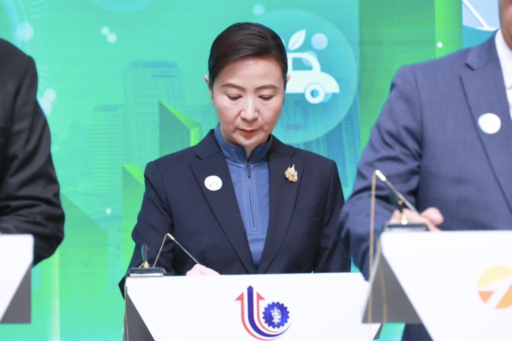 “ดีพร้อม” ร่วมผนึกกำลัง พันธมิตร 10 หน่วยงาน จับมือพัฒนา “ฐานข้อมูลและตัวชี้วัด” หนุนเศรษฐกิจคาร์บอนต่ำ นำอุตสาหกรรมไทยสู่ Net Zero พร้อมแข่งขันในเวทีโลก สอดรับนโยบาย รมว.เอกนัฏ