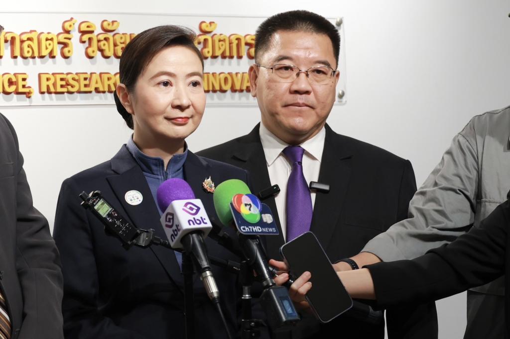 “ดีพร้อม” ร่วมผนึกกำลัง พันธมิตร 10 หน่วยงาน จับมือพัฒนา “ฐานข้อมูลและตัวชี้วัด” หนุนเศรษฐกิจคาร์บอนต่ำ นำอุตสาหกรรมไทยสู่ Net Zero พร้อมแข่งขันในเวทีโลก สอดรับนโยบาย รมว.เอกนัฏ
