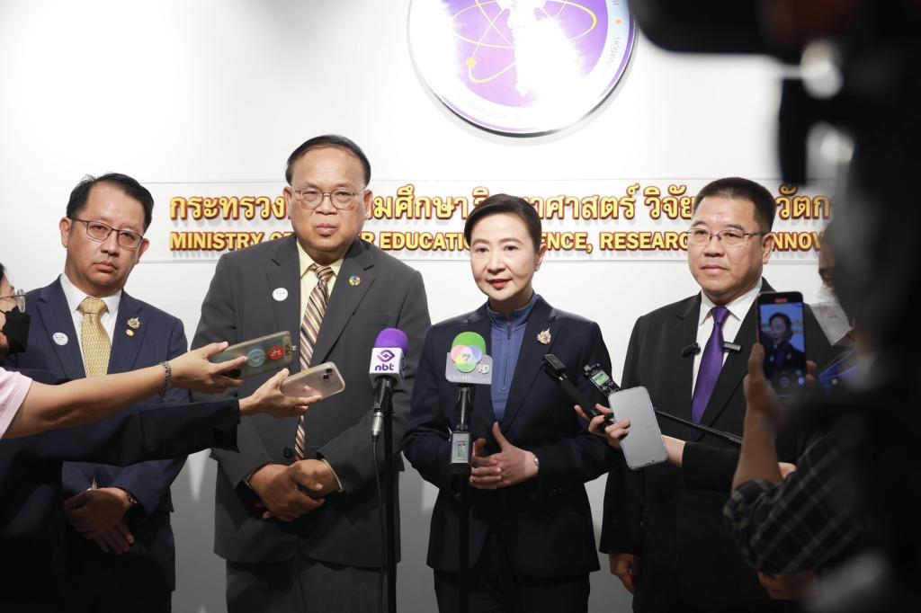 “ดีพร้อม” ร่วมผนึกกำลัง พันธมิตร 10 หน่วยงาน จับมือพัฒนา “ฐานข้อมูลและตัวชี้วัด” หนุนเศรษฐกิจคาร์บอนต่ำ นำอุตสาหกรรมไทยสู่ Net Zero พร้อมแข่งขันในเวทีโลก สอดรับนโยบาย รมว.เอกนัฏ