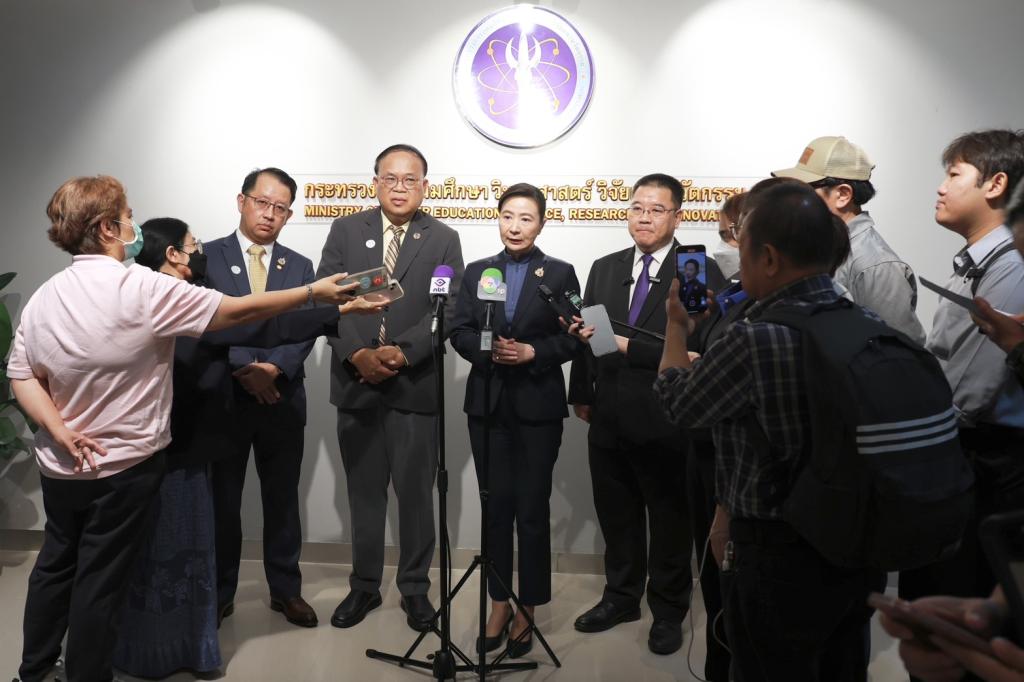 “ดีพร้อม” ร่วมผนึกกำลัง พันธมิตร 10 หน่วยงาน จับมือพัฒนา “ฐานข้อมูลและตัวชี้วัด” หนุนเศรษฐกิจคาร์บอนต่ำ นำอุตสาหกรรมไทยสู่ Net Zero พร้อมแข่งขันในเวทีโลก สอดรับนโยบาย รมว.เอกนัฏ