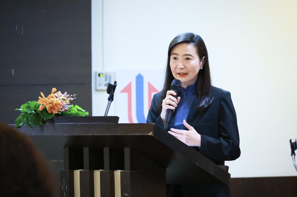 “ปลัดณัฐพล“ ร่วมรับฟัง “ดีพร้อม” เปิดห้อง ล้อมวงระดมความคิดเห็น สร้าง skill การเป็นผู้นำที่ีดี ส่งเสริมคอมมูนิตี้ที่ดีพร้อม ตามนโยบาย อธิบดีณัฏฐิญา