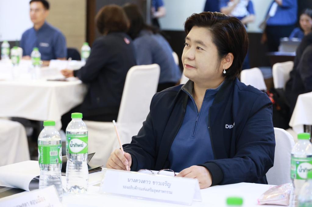 “ปลัดณัฐพล“ ร่วมรับฟัง “ดีพร้อม” เปิดห้อง ล้อมวงระดมความคิดเห็น สร้าง skill การเป็นผู้นำที่ีดี ส่งเสริมคอมมูนิตี้ที่ดีพร้อม ตามนโยบาย อธิบดีณัฏฐิญา