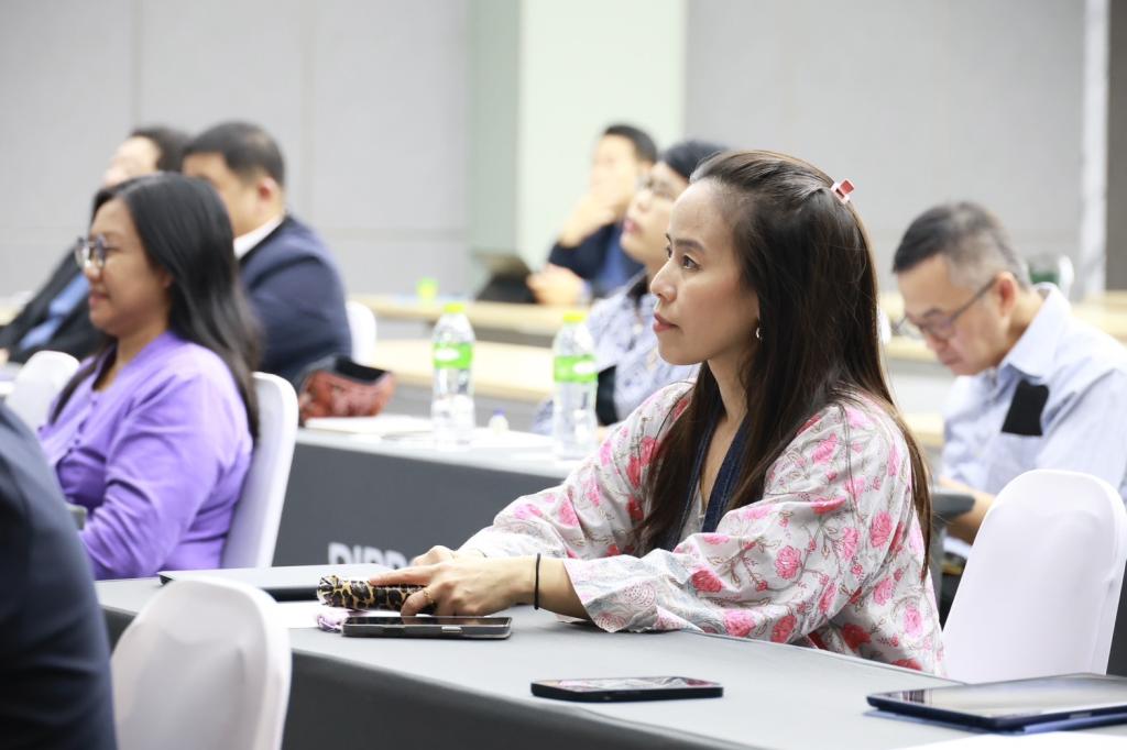 “ปลัดณัฐพล“ ร่วมรับฟัง “ดีพร้อม” เปิดห้อง ล้อมวงระดมความคิดเห็น สร้าง skill การเป็นผู้นำที่ีดี ส่งเสริมคอมมูนิตี้ที่ดีพร้อม ตามนโยบาย อธิบดีณัฏฐิญา