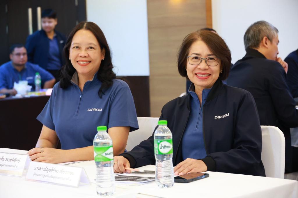 “ปลัดณัฐพล“ ร่วมรับฟัง “ดีพร้อม” เปิดห้อง ล้อมวงระดมความคิดเห็น สร้าง skill การเป็นผู้นำที่ีดี ส่งเสริมคอมมูนิตี้ที่ดีพร้อม ตามนโยบาย อธิบดีณัฏฐิญา