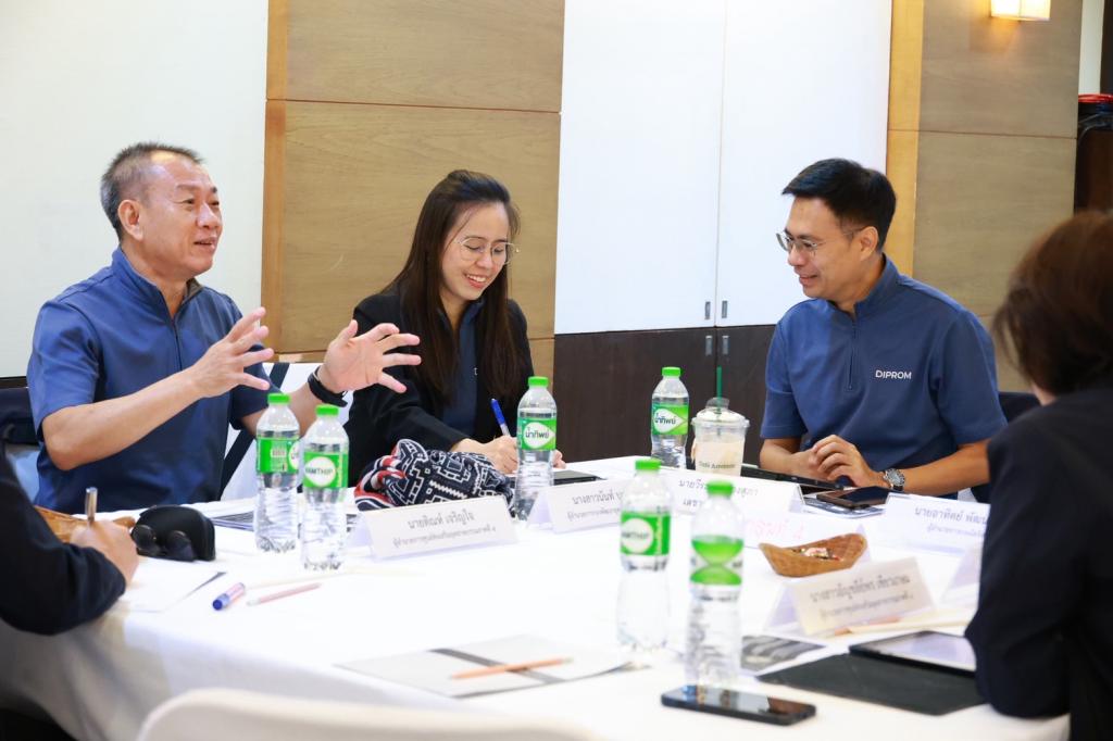 “ปลัดณัฐพล“ ร่วมรับฟัง “ดีพร้อม” เปิดห้อง ล้อมวงระดมความคิดเห็น สร้าง skill การเป็นผู้นำที่ีดี ส่งเสริมคอมมูนิตี้ที่ดีพร้อม ตามนโยบาย อธิบดีณัฏฐิญา