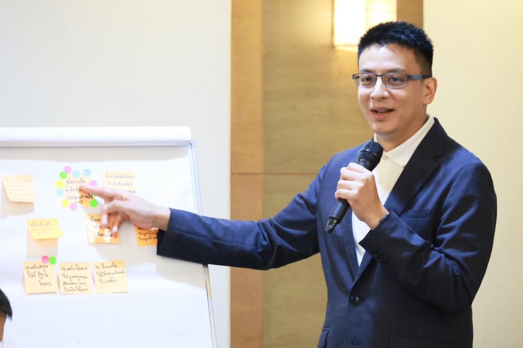 “ปลัดณัฐพล“ ร่วมรับฟัง “ดีพร้อม” เปิดห้อง ล้อมวงระดมความคิดเห็น สร้าง skill การเป็นผู้นำที่ีดี ส่งเสริมคอมมูนิตี้ที่ดีพร้อม ตามนโยบาย อธิบดีณัฏฐิญา