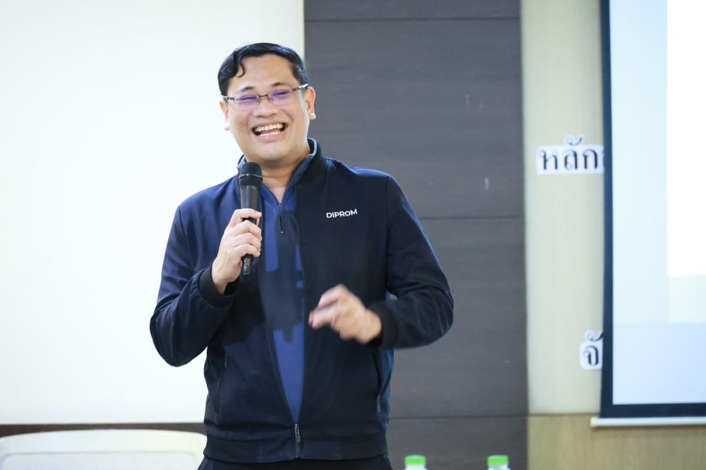 “ปลัดณัฐพล“ ร่วมรับฟัง “ดีพร้อม” เปิดห้อง ล้อมวงระดมความคิดเห็น สร้าง skill การเป็นผู้นำที่ีดี ส่งเสริมคอมมูนิตี้ที่ดีพร้อม ตามนโยบาย อธิบดีณัฏฐิญา