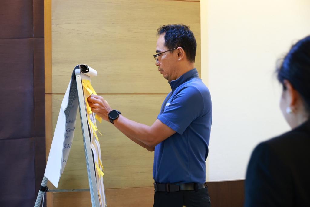 “ปลัดณัฐพล“ ร่วมรับฟัง “ดีพร้อม” เปิดห้อง ล้อมวงระดมความคิดเห็น สร้าง skill การเป็นผู้นำที่ีดี ส่งเสริมคอมมูนิตี้ที่ดีพร้อม ตามนโยบาย อธิบดีณัฏฐิญา