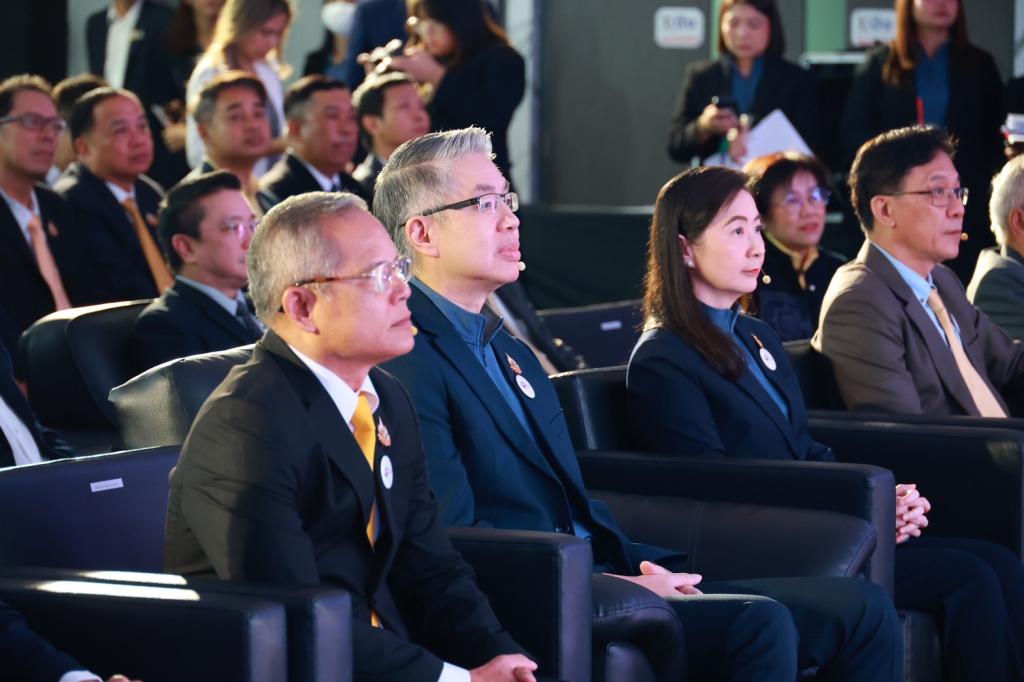 กระทรวงอุตฯ ให้ “ดีพร้อม” จัดแถลงข่าวร่วม 2 กระทรวง ทั้งคมนาคมและภาคเอกชน เตรียมบิ๊กอีเวนท์ "อุตสาหกรรมแฟร์ 2568" พร้อมเปิดพื้นที่ใจกลางการขนส่ง “กรุงเทพอภิวัฒน์” จำหน่ายสินค้าคุณภาพราคาประหยัด หวังบูมเศรษฐกิจกลางปีได้กว่า 300 ล้านบาท