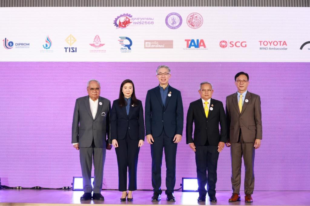 กระทรวงอุตฯ ให้ “ดีพร้อม” จัดแถลงข่าวร่วม 2 กระทรวง ทั้งคมนาคมและภาคเอกชน เตรียมบิ๊กอีเวนท์ "อุตสาหกรรมแฟร์ 2568" พร้อมเปิดพื้นที่ใจกลางการขนส่ง “กรุงเทพอภิวัฒน์” จำหน่ายสินค้าคุณภาพราคาประหยัด หวังบูมเศรษฐกิจกลางปีได้กว่า 300 ล้านบาท