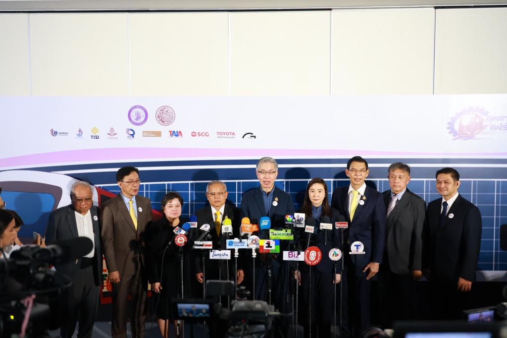 กระทรวงอุตฯ ให้ “ดีพร้อม” จัดแถลงข่าวร่วม 2 กระทรวง ทั้งคมนาคมและภาคเอกชน เตรียมบิ๊กอีเวนท์ "อุตสาหกรรมแฟร์ 2568" พร้อมเปิดพื้นที่ใจกลางการขนส่ง “กรุงเทพอภิวัฒน์” จำหน่ายสินค้าคุณภาพราคาประหยัด หวังบูมเศรษฐกิจกลางปีได้กว่า 300 ล้านบาท