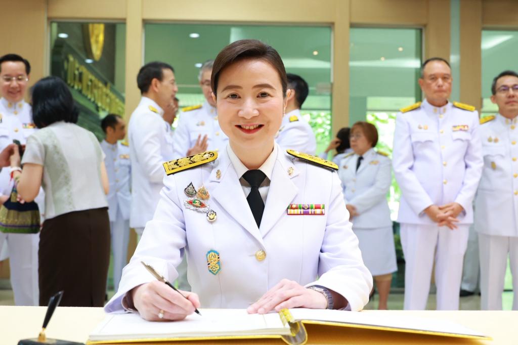 รัฐมนตรีฯ เอกนัฏ นำทีมผู้บริหาร ก.อุตฯ ถวายสัตย์ปฏิญาณ เนื่องในโอกาสวันเฉลิมพระชนมพรรษาพระบาทสมเด็จพระเจ้าอยู่หัว