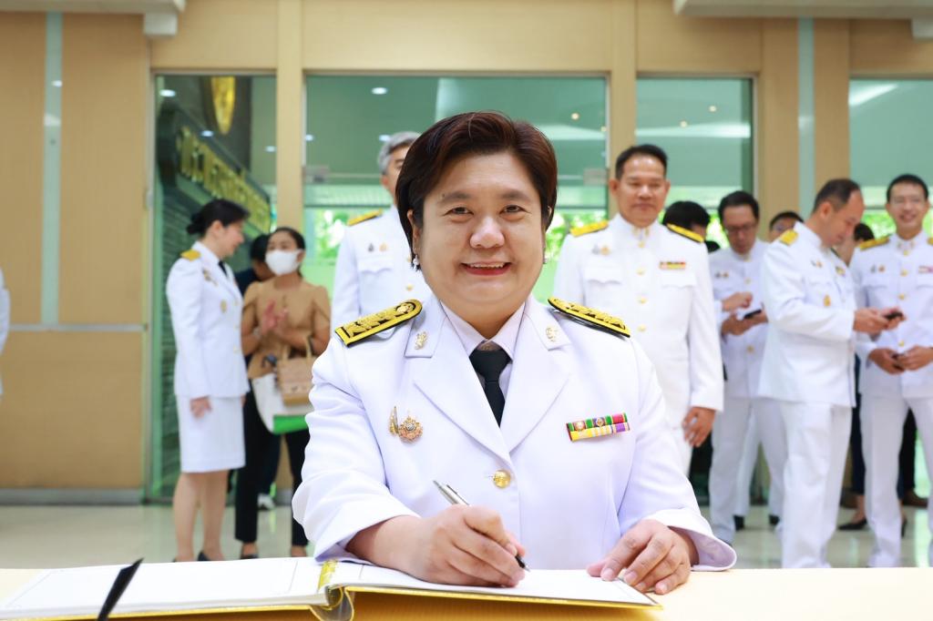 รัฐมนตรีฯ เอกนัฏ นำทีมผู้บริหาร ก.อุตฯ ถวายสัตย์ปฏิญาณ เนื่องในโอกาสวันเฉลิมพระชนมพรรษาพระบาทสมเด็จพระเจ้าอยู่หัว