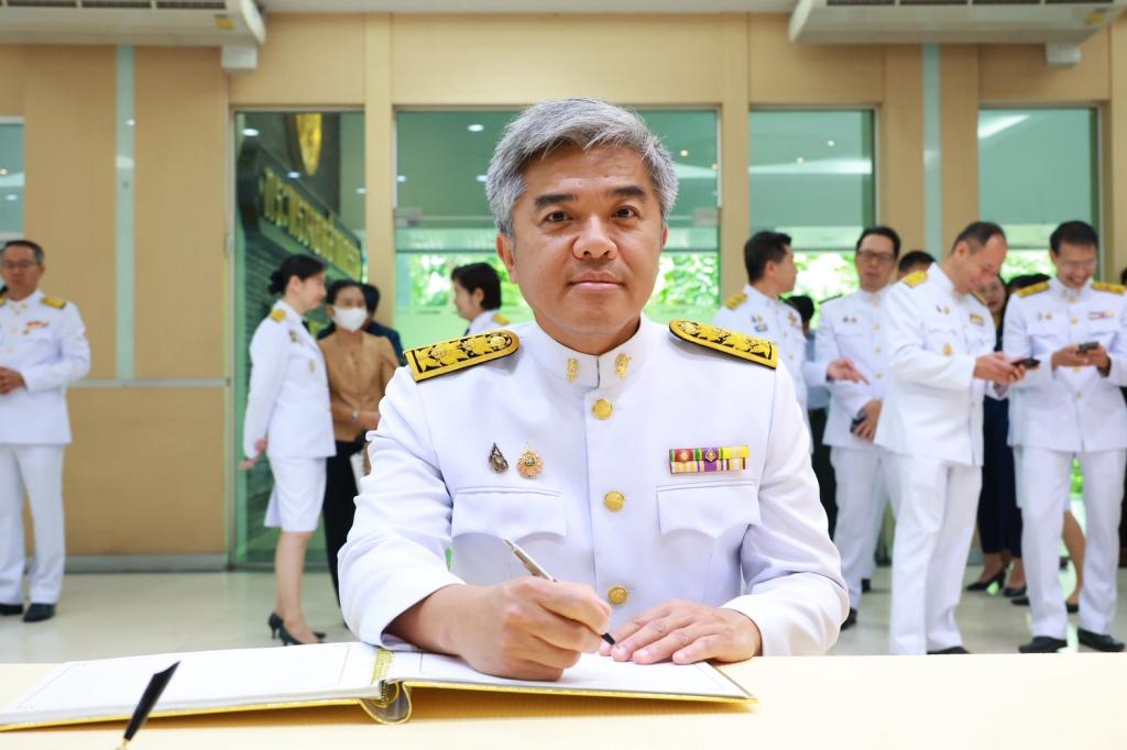 รัฐมนตรีฯ เอกนัฏ นำทีมผู้บริหาร ก.อุตฯ ถวายสัตย์ปฏิญาณ เนื่องในโอกาสวันเฉลิมพระชนมพรรษาพระบาทสมเด็จพระเจ้าอยู่หัว