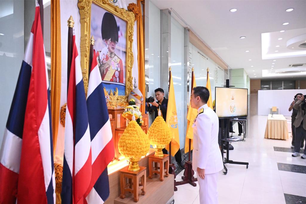 รัฐมนตรีฯ เอกนัฏ นำทีมผู้บริหาร ก.อุตฯ ถวายสัตย์ปฏิญาณ เนื่องในโอกาสวันเฉลิมพระชนมพรรษาพระบาทสมเด็จพระเจ้าอยู่หัว