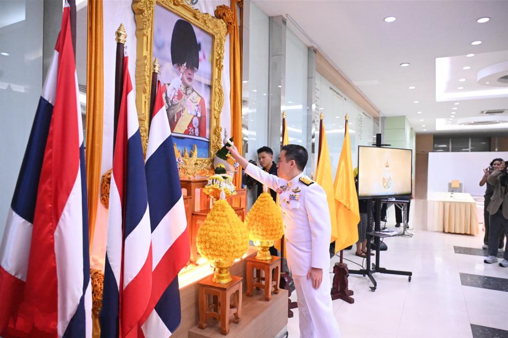 รัฐมนตรีฯ เอกนัฏ นำทีมผู้บริหาร ก.อุตฯ ถวายสัตย์ปฏิญาณ เนื่องในโอกาสวันเฉลิมพระชนมพรรษาพระบาทสมเด็จพระเจ้าอยู่หัว