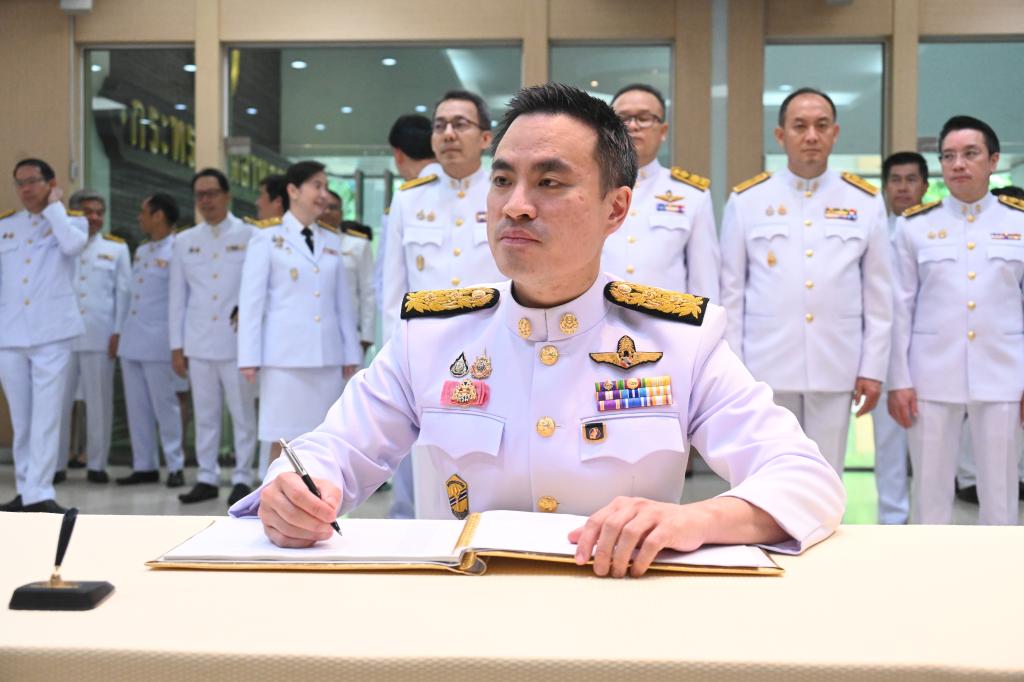 รัฐมนตรีฯ เอกนัฏ นำทีมผู้บริหาร ก.อุตฯ ถวายสัตย์ปฏิญาณ เนื่องในโอกาสวันเฉลิมพระชนมพรรษาพระบาทสมเด็จพระเจ้าอยู่หัว