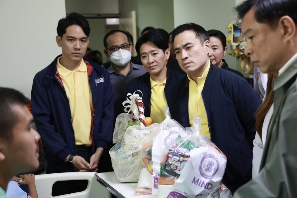 “รมว.เอกนัฏ“ พร้อม ”อธิบดีณัฏฐิญา“ ลงพื้นที่ จ.ศรีสะเกษ เยี่ยมและให้กำลังใจผู้ได้รับบาดเจ็บฯ เตรียมการส่งเสริมอาชีพ ต่อยอดทักษะที่จำเป็นต่อการประกอบธุรกิจ พร้อมมอบถุงยังชีพให้ประชาชนผ และส่งกำลังใจให้ทีมแพทย์และพยาบาลในพื้นที่