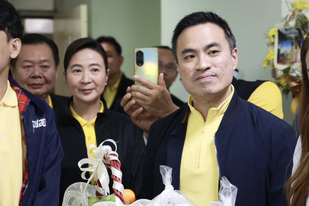 “รมว.เอกนัฏ“ พร้อม ”อธิบดีณัฏฐิญา“ ลงพื้นที่ จ.ศรีสะเกษ เยี่ยมและให้กำลังใจผู้ได้รับบาดเจ็บฯ เตรียมการส่งเสริมอาชีพ ต่อยอดทักษะที่จำเป็นต่อการประกอบธุรกิจ พร้อมมอบถุงยังชีพให้ประชาชนผ และส่งกำลังใจให้ทีมแพทย์และพยาบาลในพื้นที่