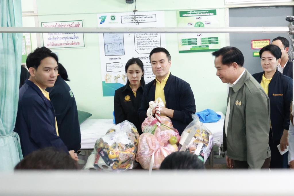 “รมว.เอกนัฏ“ พร้อม ”อธิบดีณัฏฐิญา“ ลงพื้นที่ จ.ศรีสะเกษ เยี่ยมและให้กำลังใจผู้ได้รับบาดเจ็บฯ เตรียมการส่งเสริมอาชีพ ต่อยอดทักษะที่จำเป็นต่อการประกอบธุรกิจ พร้อมมอบถุงยังชีพให้ประชาชนผ และส่งกำลังใจให้ทีมแพทย์และพยาบาลในพื้นที่
