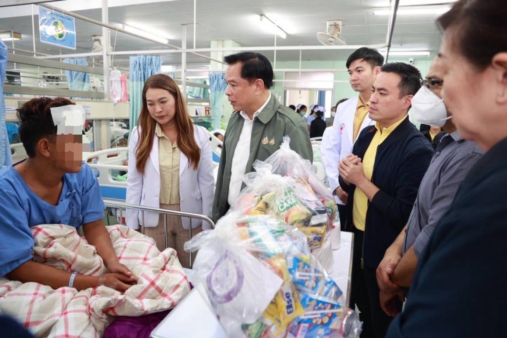 “รมว.เอกนัฏ“ พร้อม ”อธิบดีณัฏฐิญา“ ลงพื้นที่ จ.ศรีสะเกษ เยี่ยมและให้กำลังใจผู้ได้รับบาดเจ็บฯ เตรียมการส่งเสริมอาชีพ ต่อยอดทักษะที่จำเป็นต่อการประกอบธุรกิจ พร้อมมอบถุงยังชีพให้ประชาชนผ และส่งกำลังใจให้ทีมแพทย์และพยาบาลในพื้นที่
